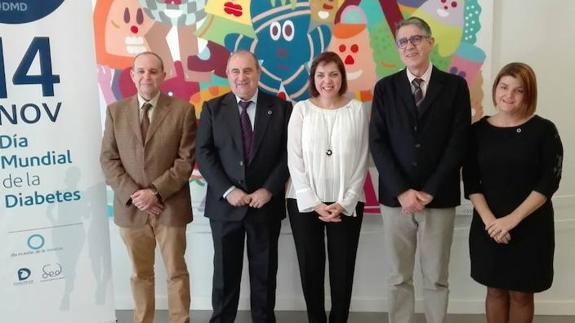 Encarna Guillén (centro), en la presentación del Día Mundial de la Diabetes. 