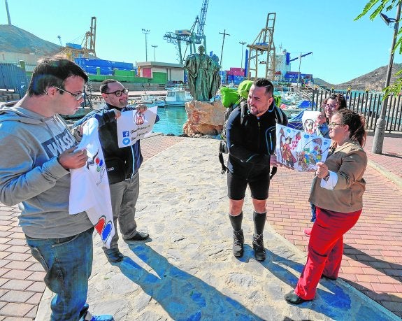 Rubén Martínez, en el centro, con su mochila y acompañado por jóvenes de Asido. 