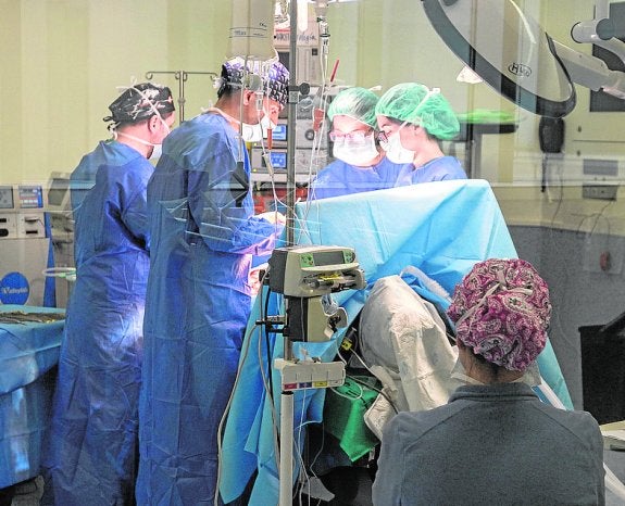 Un equipo de cirujanos opera en el Hospital Santa Lucía. 