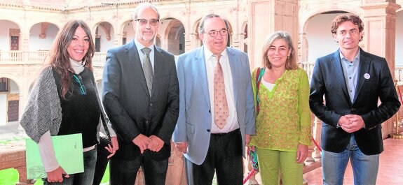 El rector de la UMU, José Orihuela (c), en la Universidad de Salamanca.
