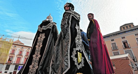 Los nuevos trajes de los grupos de los Abencerrajes y de Bene Abendanno, presentados ayer en la plaza de España. 