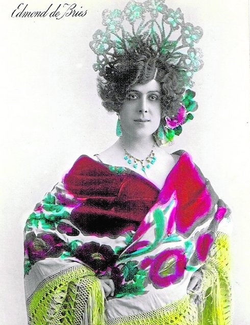 El artista cartagenero, con uno de los trajes y pelucas que usaba en sus representaciones musicales.