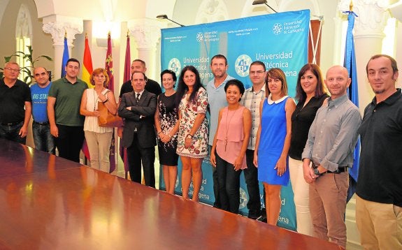 María Dolores Gómez (en el centro con vestido blanco estampado), junto al equipo de Ingeniería Agronómica.