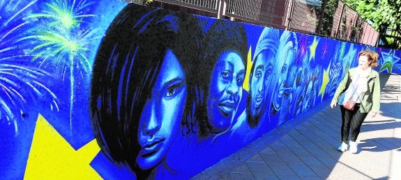Rostros de diferentes razas dan una idea de la interculturalidad en el grafiti del 30 aniversario a la adhesión de España a la UE.
