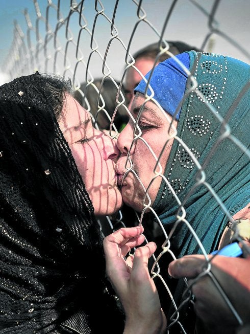 Una mujer huida de Mosul visita a una pariente que vive desde hace dos años en el campo de Khazer.