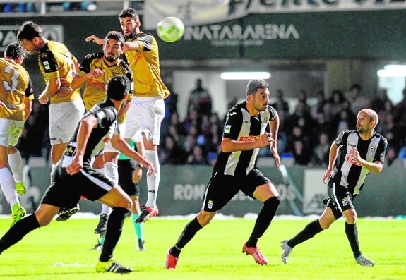 Moisés, Arturo y Sergio García corren a por un posible rechace mientras el balón supera la barrera visitante en la acción del gol de Gonzalo.