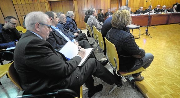 Los acusados por el 'caso Alvalle', ayer, al inicio de la vista oral en la Audiencia Provincial. 