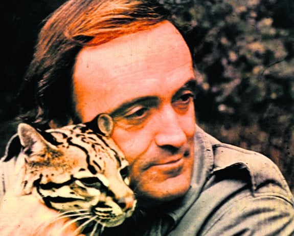 Félix Rodríguez de la Fuente acaricia a un lince ibérico, que aún sigue en peligro de extinción.