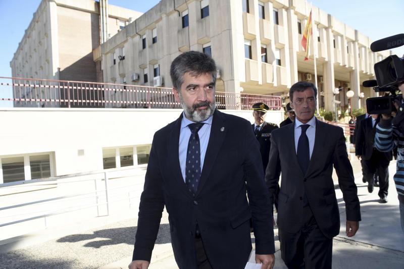 El director general de la Policía, Ignacio Cosidó (i), junto al delegado del Gobierno en Murcia, Antonio Sánchez Solís (d), en la visita al CIE. 