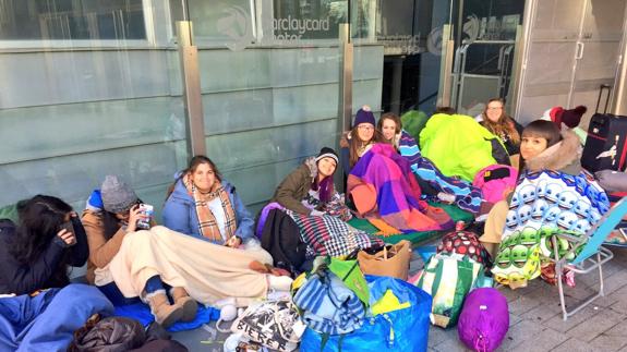 Adolescentes acampan bajo las mantas y sacos de dormir a las puertas del Palacio de Deportes. 