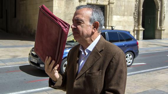 Roberto López Abad, en las inmediaciones de la Audiencia Provincial de Alicante, en una imagen de archivo.