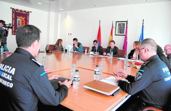 El delegado del Gobierno y el alcalde, en el centro, presiden la Junta Local de Seguridad, ayer.