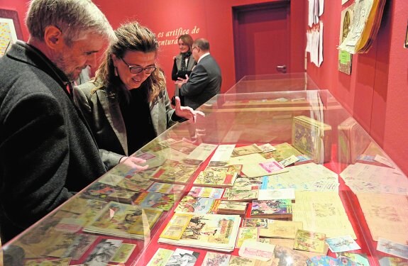 Manuel Lechuga y Carmen Velasco observan algunos documentos de la muestra.