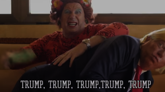Durante el videoclip, Antonia pone a Trump 'en su lugar' con su chancleta