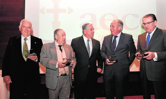 Reconocimiento. Francisco Carrasco, Diego Lorenzo, Agustín Navarrete, Bartolomé Viudez y Patricio Valverde, anoche, en la gala. 