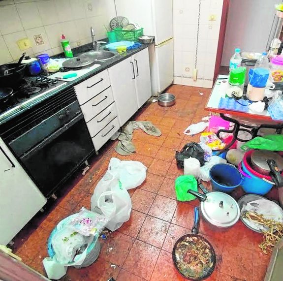 Basura, comida podrida y mucha grasa en el suelo. Así encontró el equipo del Semas la cocina del piso familiar. 