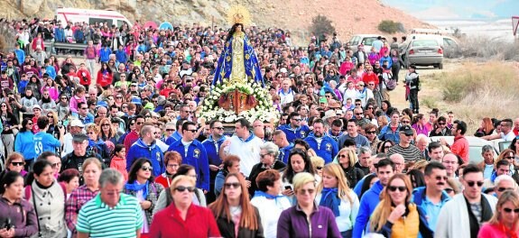 Pese a que el día arrancó nublado, miles de personas quisieron acompañar a la Virgen.