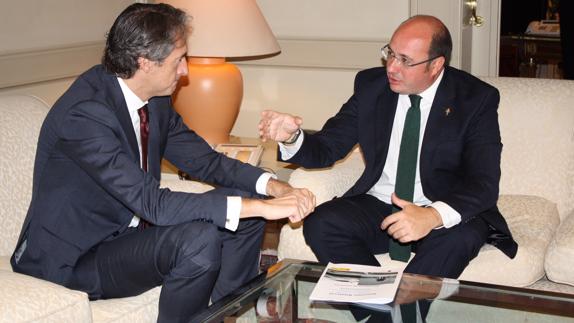 El ministro Íñigo de la Serna y el presidente de la Región, Pedro Antonio Sánchez, durante la reunión que mantuvieron este lunes. 