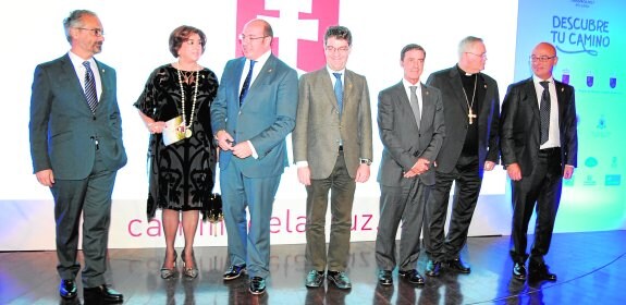 El alcalde de Caravaca, José Moreno; la hermana mayor de la Cofradía de la Vera Cruz, Elisa Giménez-Girón; el presidente de la Comunidad Autónoma, Pedro Antonio Sánchez; el ministro de Industria y Turismo, Álvaro Nadal; el delegado del Gobierno en la Región, Antonio Sánchez-Solís; el obispo de Cartagena, y el consejero Juan Hernández, ayer.