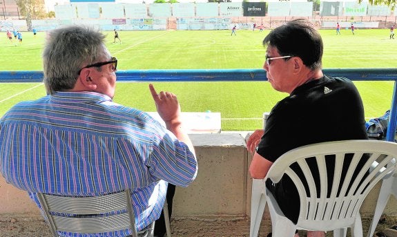 Paco Zaragoza y Xu Genbao charlan en un entrenamiento de las bases. 