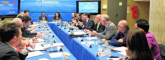 El consejero de Fomento, Pedro Rivera, en el centro, durante la reunión de técnicos del Ministerio, Comunidad Autónoma y Ayuntamiento, ayer en la Consejería. 