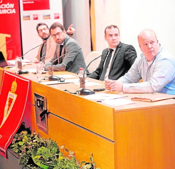 Alfonso García, Enrique López, Pablo Baeza y Stefan Settels, en una asamblea informativa de los pequeños accionistas del Real Murcia, en febrero de 2015.