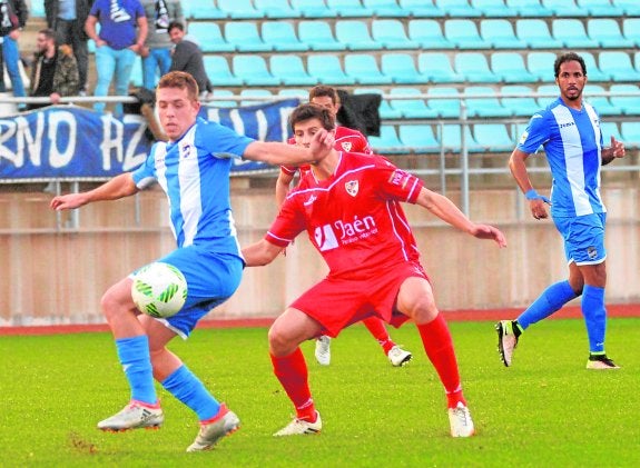 Noguera intenta controlar el balón en el encuentro ante el Linares.