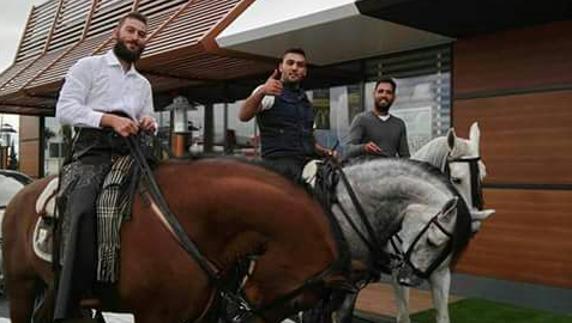 Tres amigos fueron a caballo a por hamburguesas.