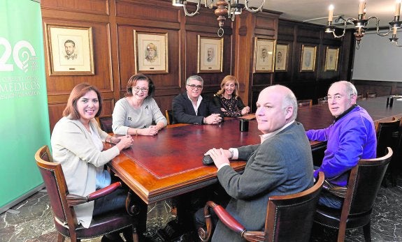 Encarna Guillén, ayer, con la presidenta del Colegio de Médicos, Isabel Montoya; el director gerente del SMS, Francisco Agulló; el presidente de CESM, Francisco Miralles, y otros cargos del Colegio.
