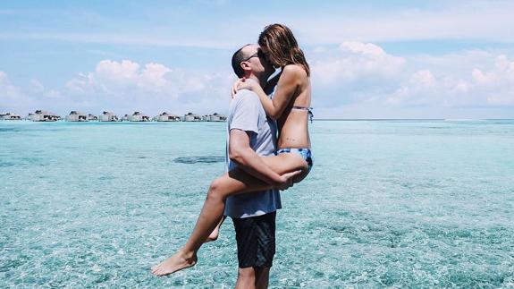 Risto y Laura en actitud romántica