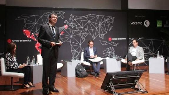 El alcalde de Murcia durante su exposición en Medellín. 