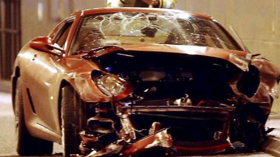 El estado en el que quedó el Ferrari de Cristiano Ronaldo tras un accidente en Manchester. 