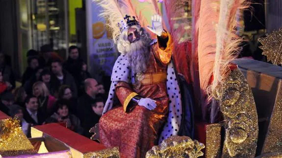 El rey Gaspar en su carroza durante la Cabalgata por el centro de Murcia. 