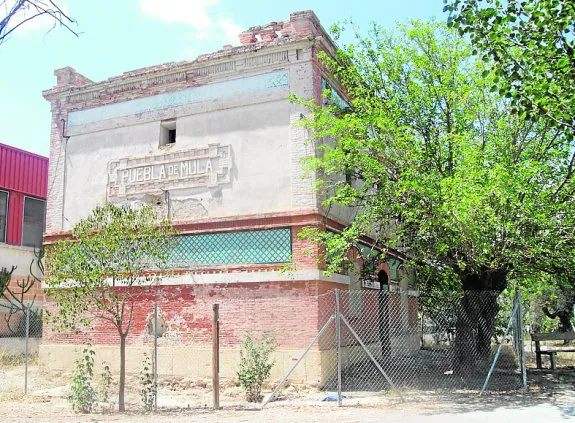 El techo de la estación de La Puebla de Mula se ha desmoronado.