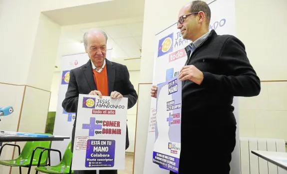José Moreno, presidente del Patronato, y Daniel López, director de Jesús Abandonado, ayer con los carteles de la campaña.
