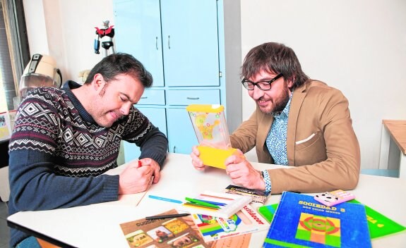 Javier Ikaz y Jorge Díaz, en su estudio, con algunos de los objetos 'fetiche' de quienes fueron a EGB.