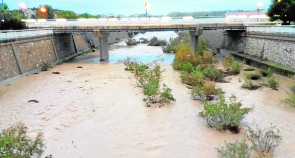 Imagen que presentaba ayer el río Mula, a su paso por el núcleo urbano de Albudeite. 