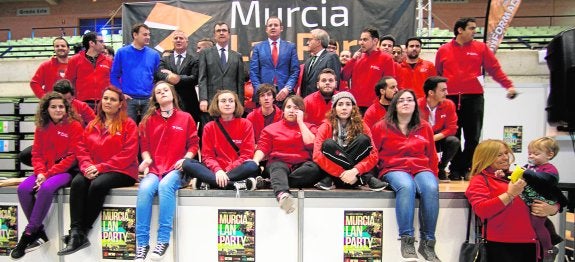 El alcalde, José Ballesta, con los ediles Guillén y Coello; el director de Telefónica y voluntarios de la asociación Murcia Lan Party.