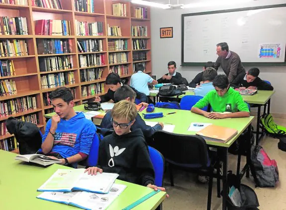 Jóvenes, durante sus horas de estudio en la biblioteca. 