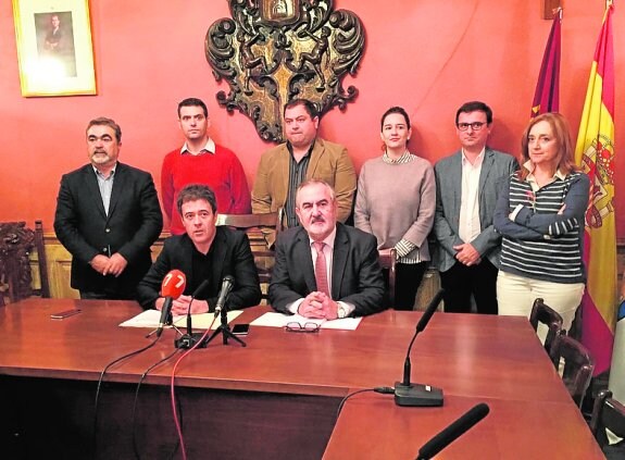 El alcalde y González Tovar, sentados, con diputados y ediles, ayer.
