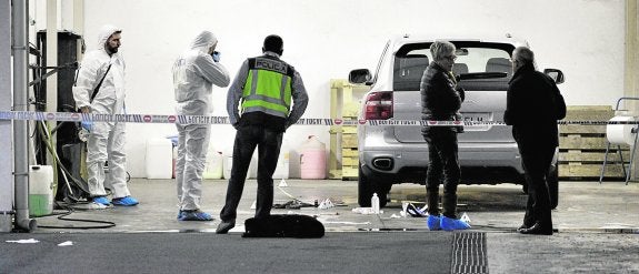 Los agentes de la Policía Científica hacen fotos al vehículo junto al que fue encontrada María del Carmen Martínez.