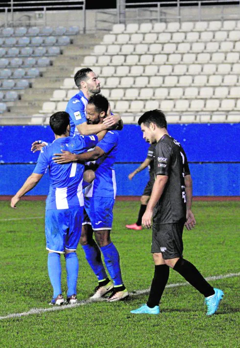 Carlos Martínez, Noguera y Onwu celebran el gol de este último.