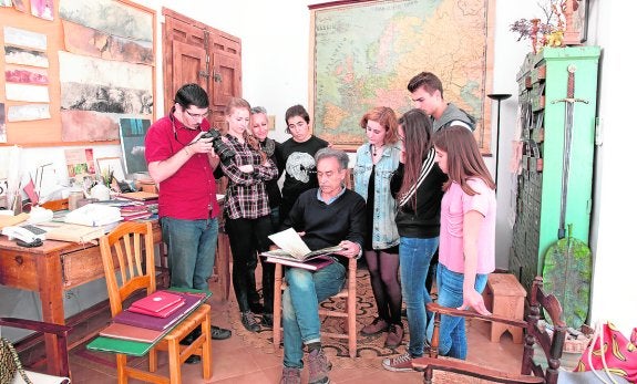 Pedro Cano, con alumnos de la UMU, durante la grabación del documental. 