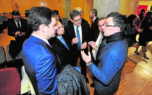 El director general de 'La Verdad', Antonio González (i) conversa con el alcalde Ballesta en presencia de Fuertes, Campillo y Orihuela.