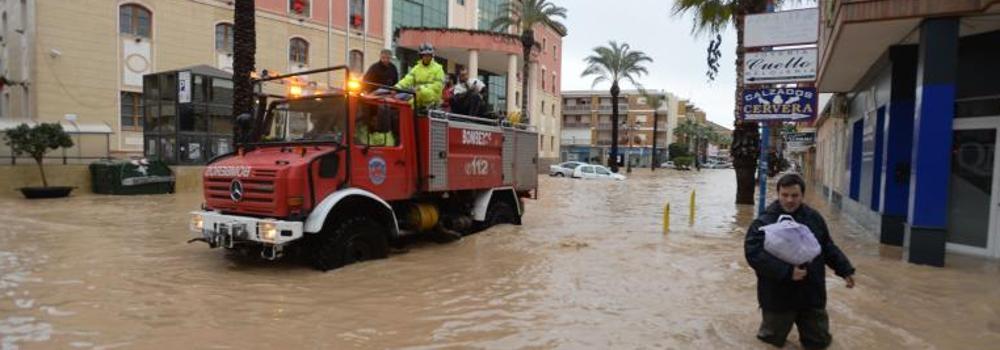 Efectivos de bomberos rescatan a varios vecinos de Los Alcázares, que se habían quedado atrapados en sus casas por la subida del agua. 