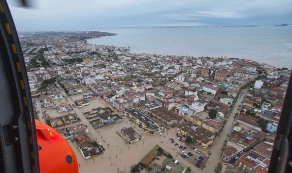 Imagen aérea del casco urbano de Los Alcázares inundado, con el Mar Menor al fondo.