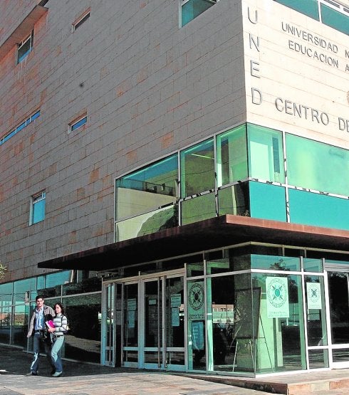 Dos alumnos salen de la UNED de Cartagena. 