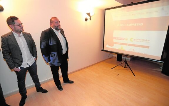 Paco Belmonte y Manuel Sánchez Breis durante el acto de presentación del 'Club de Empresas' del FC Cartagena, anoche.