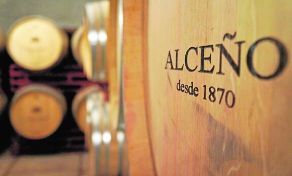 Detalle de una barrica en el interior de Bodegas Alceño. 