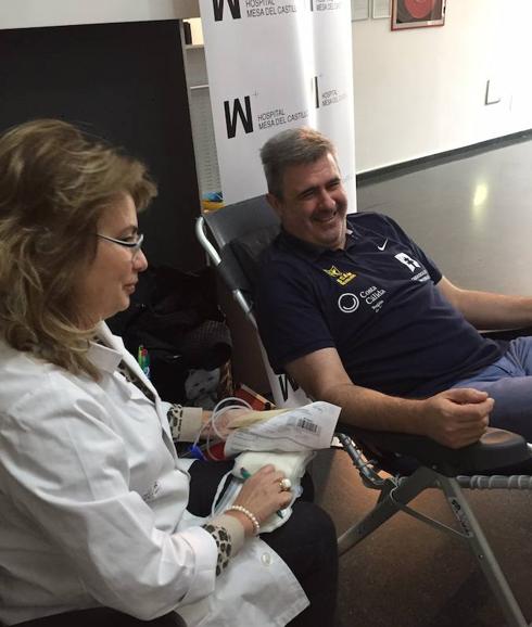 Óscar Quintana, donando sangre. 